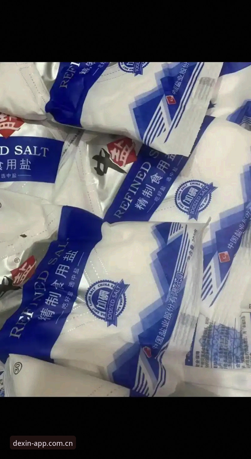 简体中文官网实时比分安全吗 老球迷老张买球十几年,看过的假比分比吃过的盐还多。去年欧洲杯,他在一个号称“同步实时”的网站上追意大利那场,屏幕上的比分一直停在0:0,朋友圈里已经炸锅说意大利进球了,他这边纹丝不动。熬了十分钟,网站才慢悠悠蹦个1:0出来,老张气得把手机往沙发上一摔,骂了句:“这他娘的实时比分,比我家水龙头还滞后。”后来他找了懂行的徒弟阿豪帮忙看,阿豪检查完域名证书,又让他从德信体育的简体中文官网上重新下载了客户端,老张才第一次体验到什么叫“秒推”——球刚过门线,比分就跳了。他后来跟我说:“不是所有实时,都叫实时。”